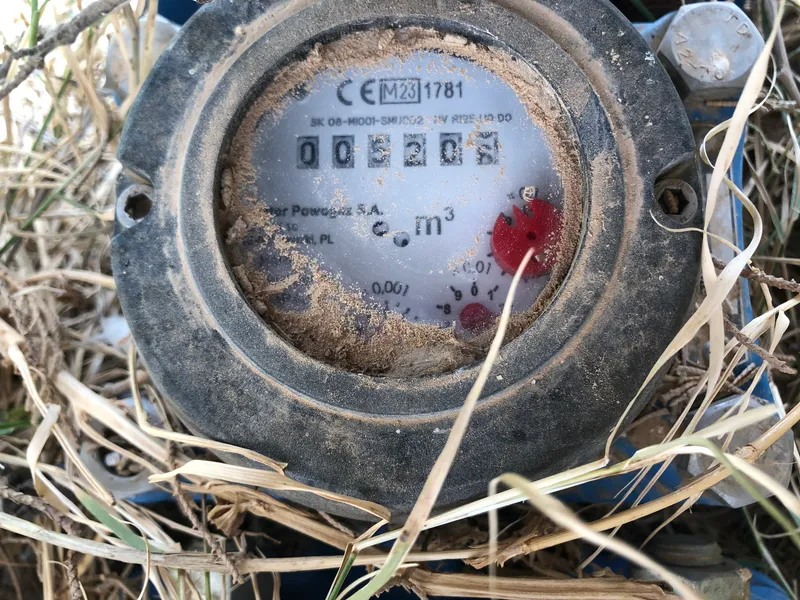 Contatore idrico installato in un'area agricola