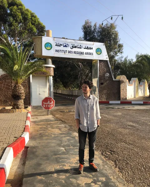 Andrea Borgo all'ingresso dell'Institut des Régions Arides in Tunisia